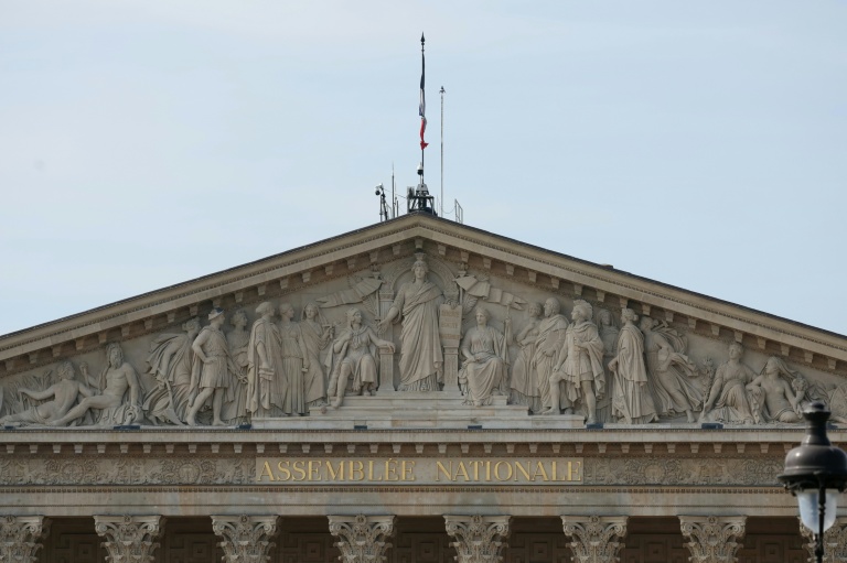 Dans l'hémicycle de l'Assemblée, LFI et le RN déjà en campagne