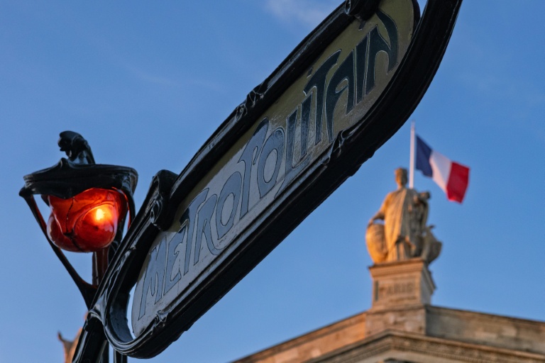 Métro Grand Paris Express: la ligne 18 sur les rails début décembre, report de six mois pour la 15-Sud