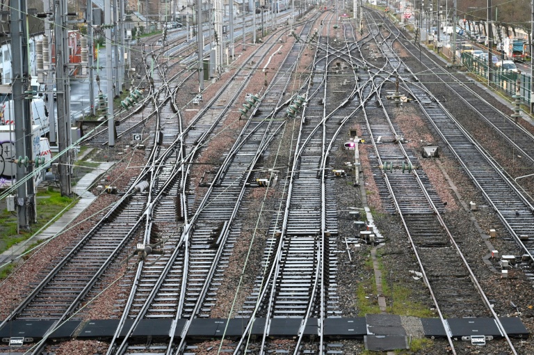 Canicule: la SNCF pourrait supprimer d'autres trains malgré les grands départs en vacances