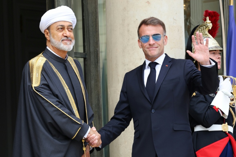 Macron réapparaît avec ses lunettes d'aviateur