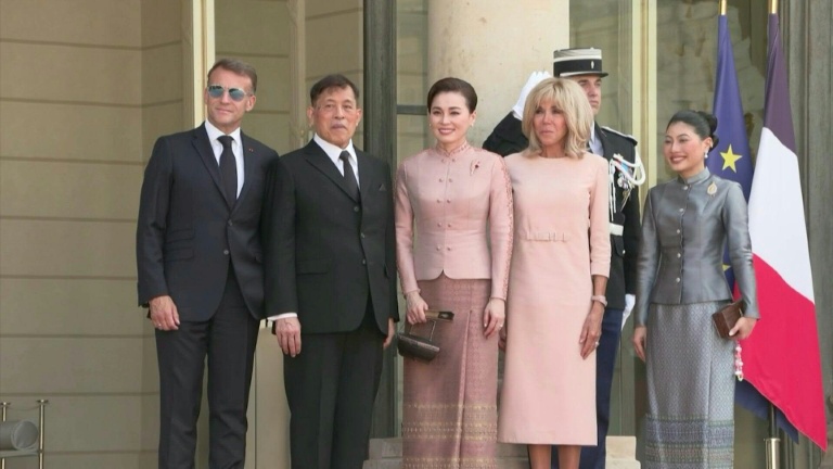 Emmanuel Macron reçoit le roi de Thaïlande en visite d'Etat à l'Elysée