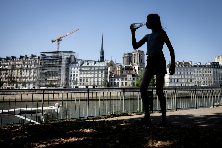 Des élus locaux protestent contre le projet gouvernemental de consigne des bouteilles en plastique