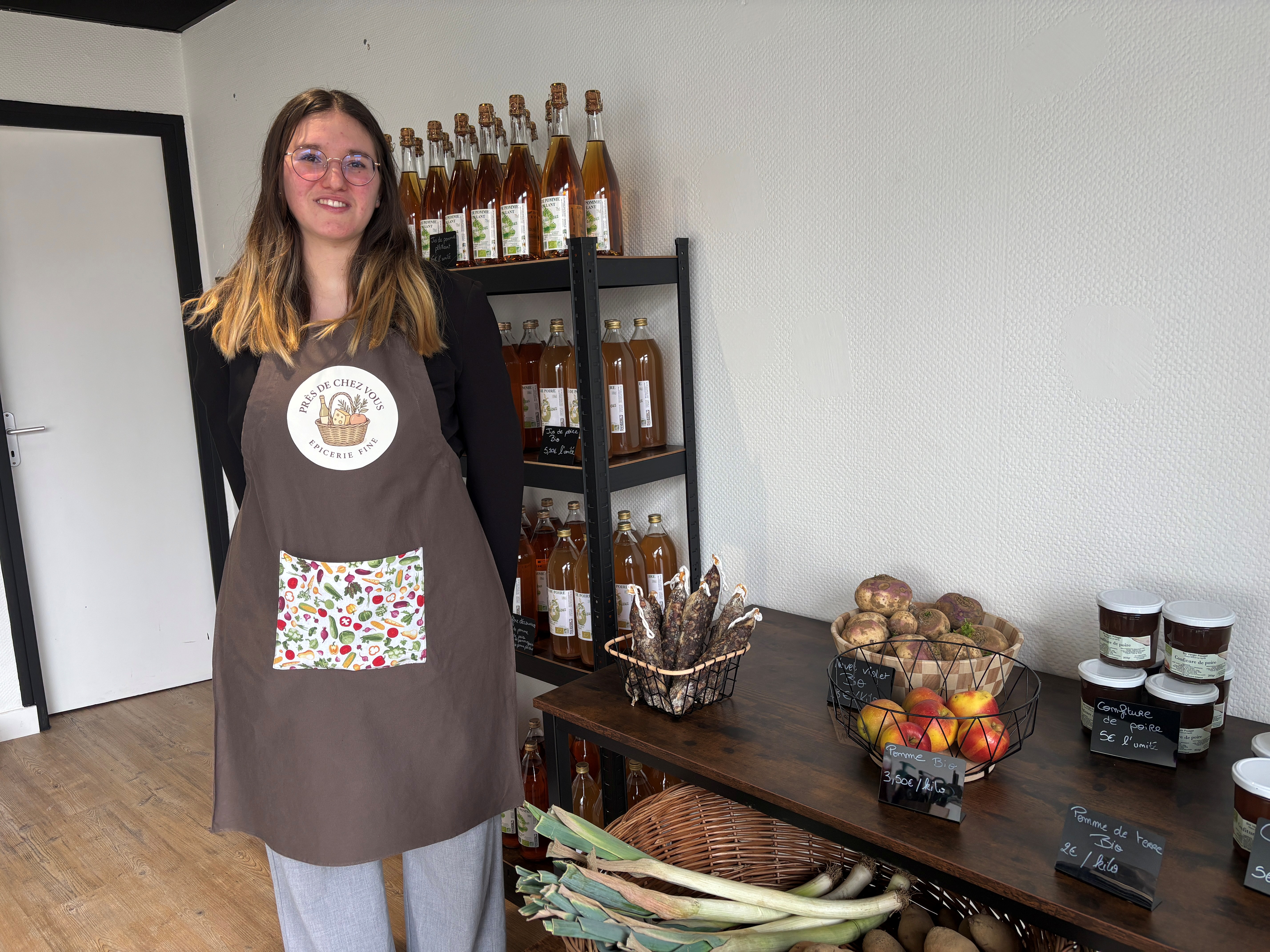 Entre blouse et tablier, une jeune Clermontoise fait vivre son épicerie locale