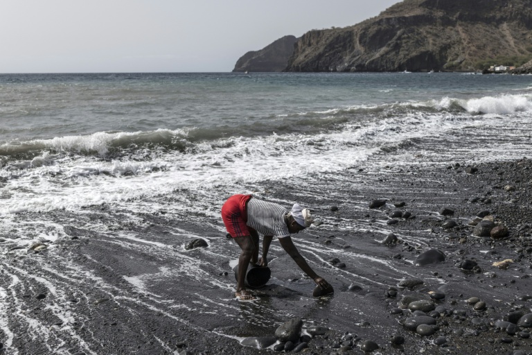 Au Cap-Vert, l'île des femmes forçats du sable et des plages pillées de leur or noir