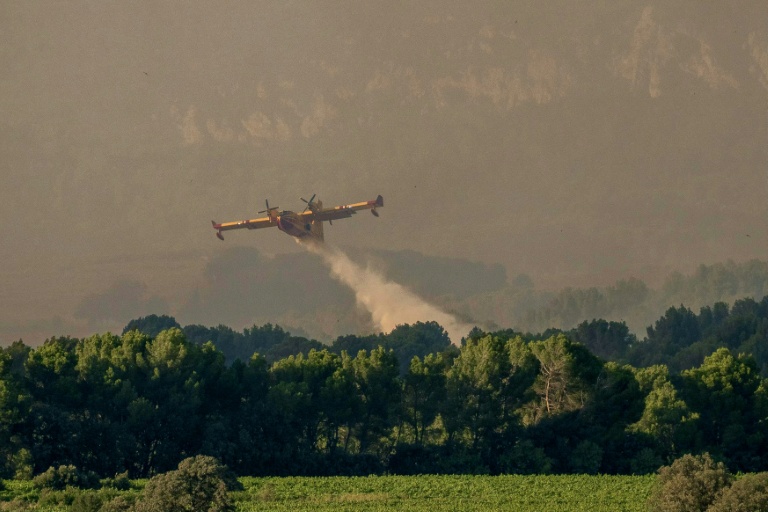 Le sud de la France frappé par un important incendie attisé par les vents
