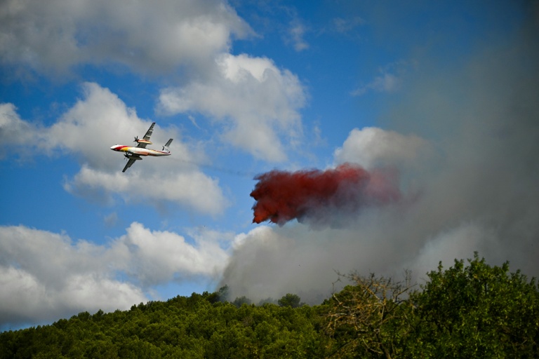 Les pompiers luttent contre des incendies dans le Sud, où est attendu le Premier ministre