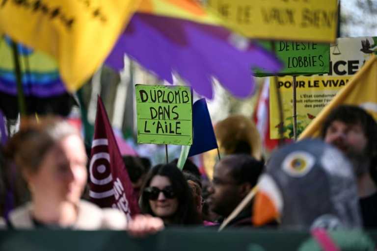 Eau, pesticides: mobilisation d'ONG contre la loi d'urgence agricole