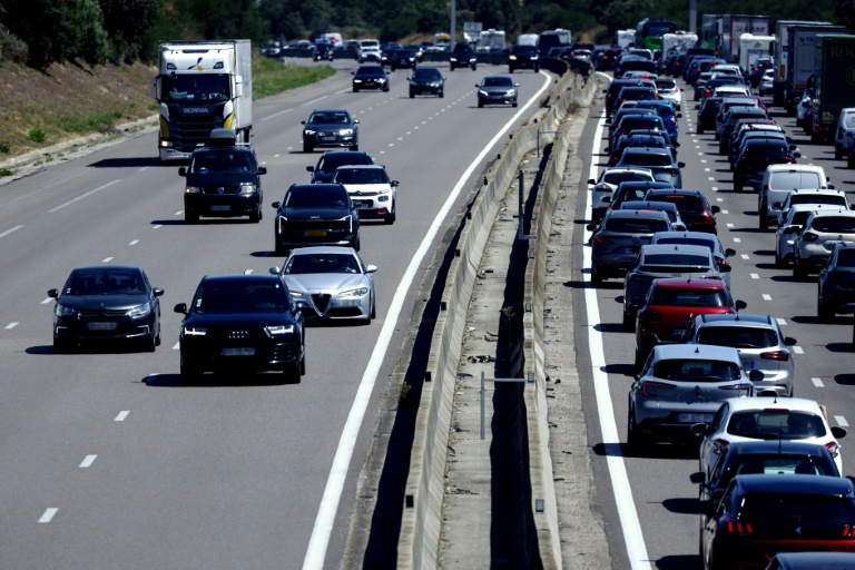 Grands départs en vacances: trafic chargé mais pas noir sur les autoroutes