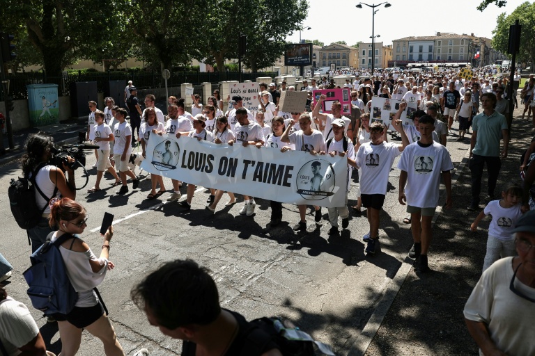 Marche blanche à Carcassonne en hommage à Louis, 17 ans, tué dans un guet-apens