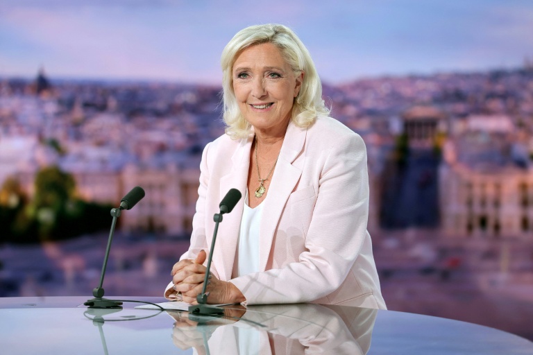 Le Pen, condamnée mais candidate, lance sa campagne sous le feu des critiques