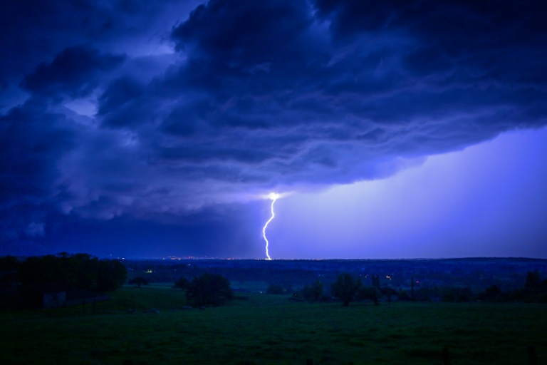 Deux morts et un record d'éclairs durant les orages