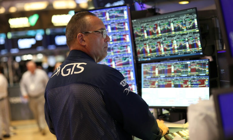 Wall Street termine dans le rouge, opte pour la prudence