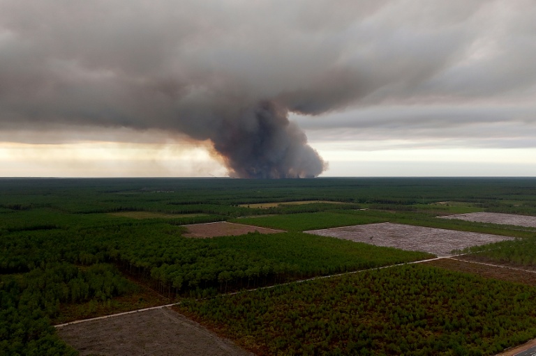 Gironde: 1.400 hectares dévorés par les flammes, des milliers de personnes évacuées