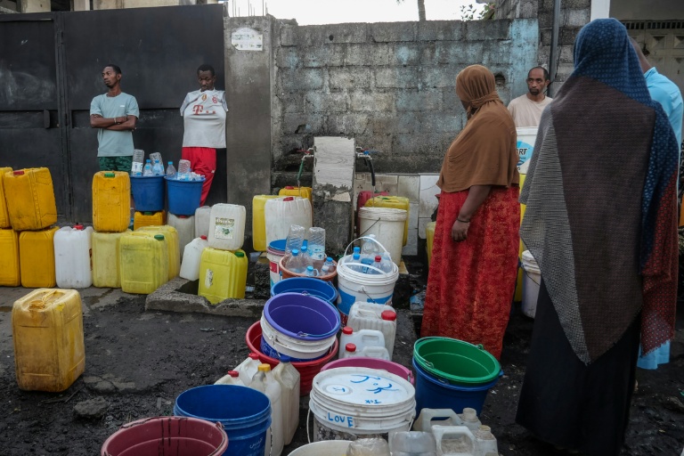 Aux Comores, les habitants lassés devant leurs robinets à sec