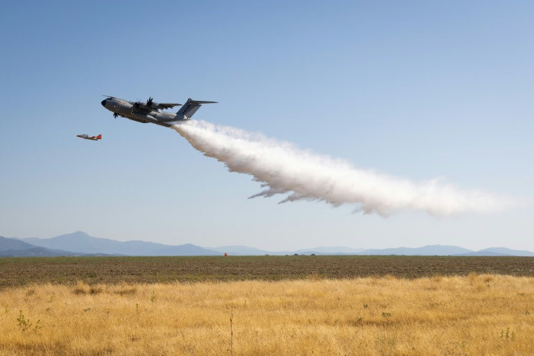 Incendies: Lecornu a demandé à déployer dès samedi un A400M en Gironde
