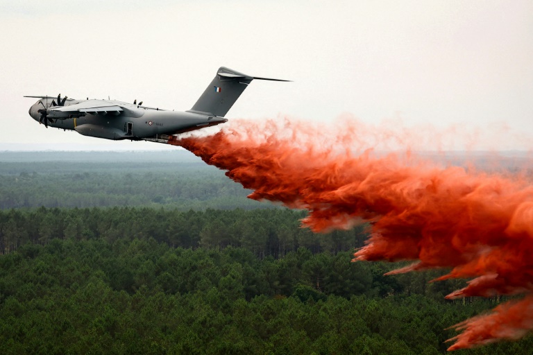 L'avion militaire A400M a réalisé son premier largage contre le feu en Gironde