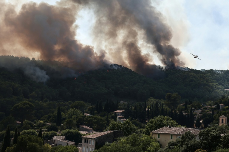L'incendie du Var a parcouru 4.500 hectares, crainte face au mistral