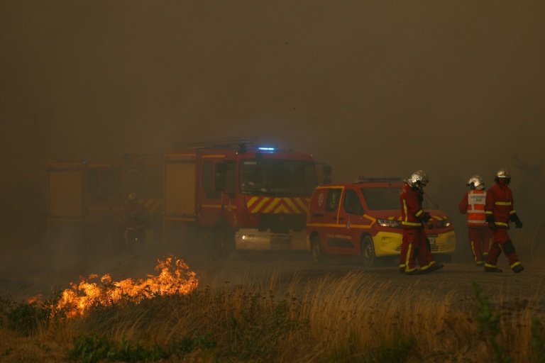 Incendies: en Gironde, la course des pompiers contre 