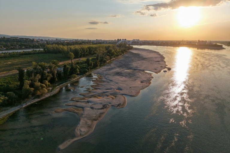 Le long d'un Danube asséché, bateaux échoués et pêcheurs sans travail