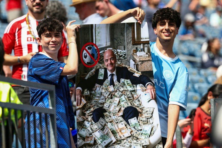 Levée de boucliers contre la Fifa, sommée de renoncer aux investissements privés