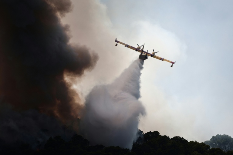 Nouveau départ de feu dans le Var: plus de 600 évacuations, 100 hectares parcourus