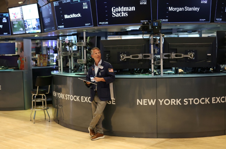 Wall Street portée par Amazon pour clôturer un mois chahuté