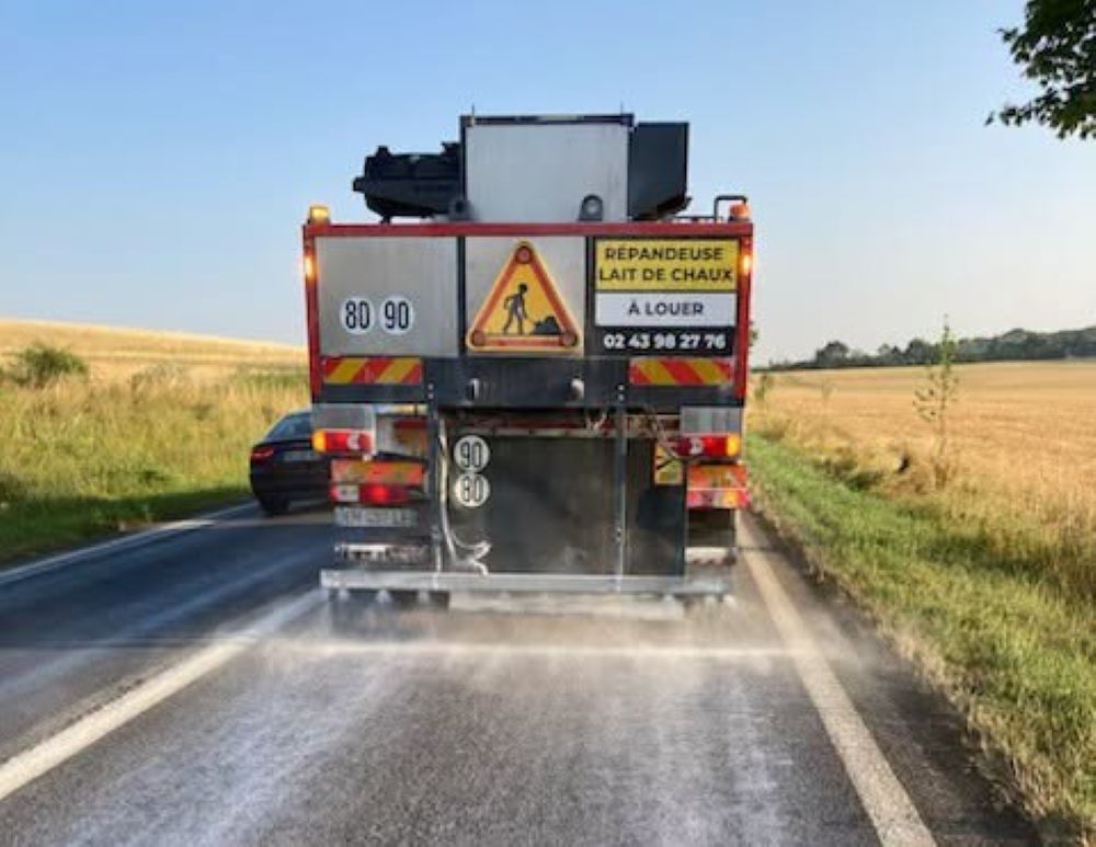 Le Département de Meurthe-et-Moselle applique du lait de chaux sur certaines chaussées