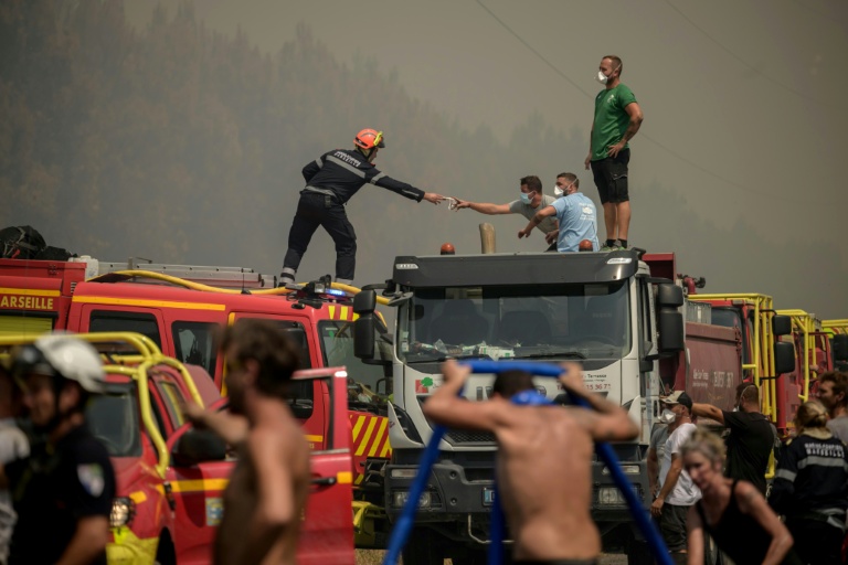 Incendies: renforts dans le Var, le feu contenu en Gironde