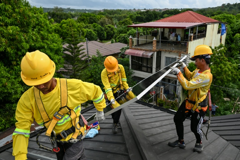 Philippines: des panneaux solaires sur les toits contre des factures qui crèvent le plafond
