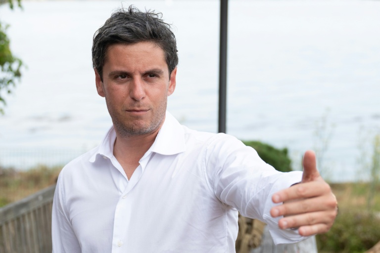 En plein été, Gabriel Attal omniprésent sur le terrain et à portée des critiques