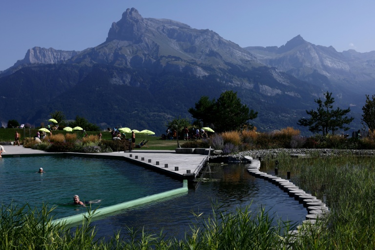 Au pied du mont Blanc, la fraîcheur d'un plan d'eau pour fuir la canicule