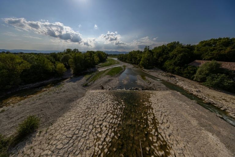 Sécheresse: près de 70% de la France sous des mesures de restrictions d'eau