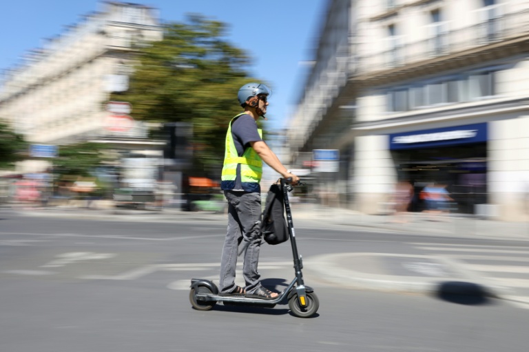 Le casque ou l'amende: à Paris, les usagers de trottinettes électriques sommés de s'équiper