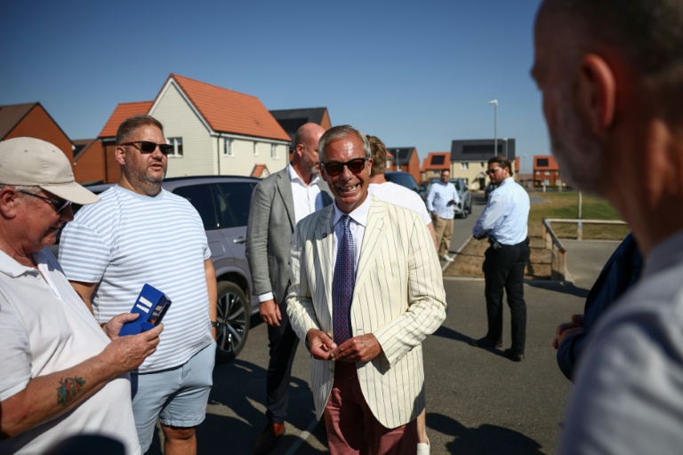 Législative partielle en Angleterre: Farage revendique la victoire, dépouillement inachevé