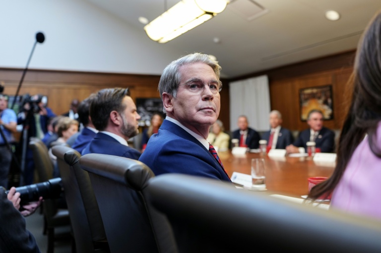 Washington menace l'Iran d'un isolement 
