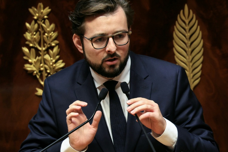 Présidentielle: Brun (PS) annonce son programme économique et milite pour 