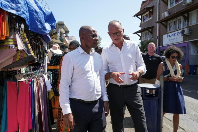 A Mayotte, Edouard Philippe promet de mettre fin à l'