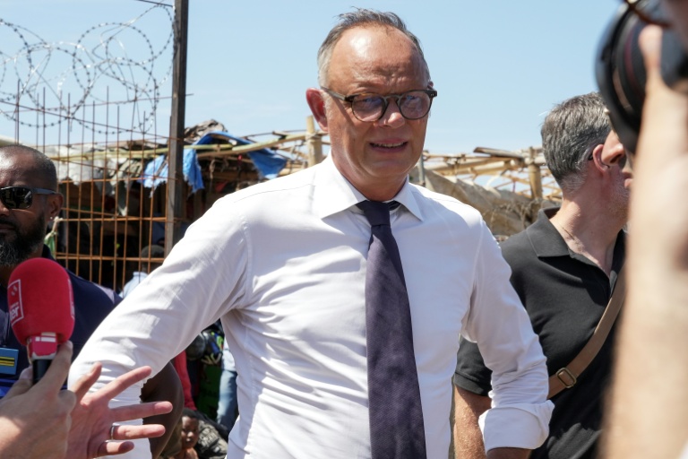 Critiqué par Mélenchon, Philippe l'encourage à venir à Mayotte constater la 