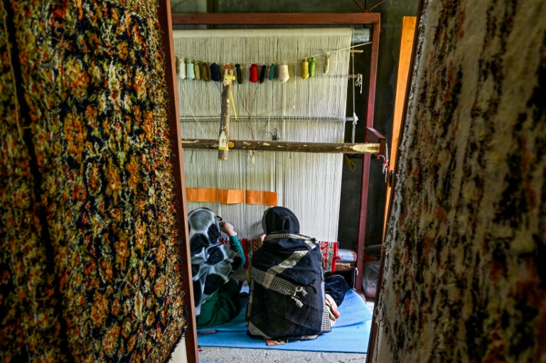 Inde: les ventes des célèbres tapis du Cachemire s'effilochent