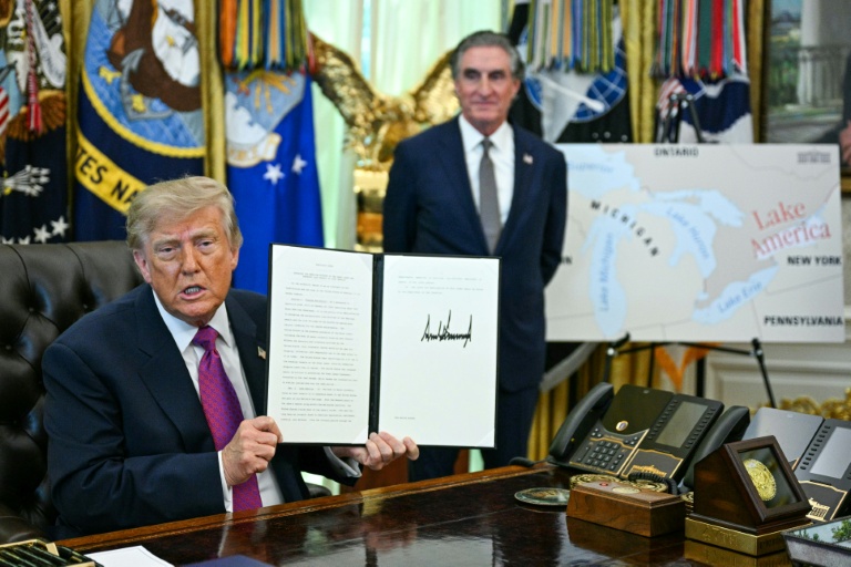 Trump signe un décret changeant le nom du 