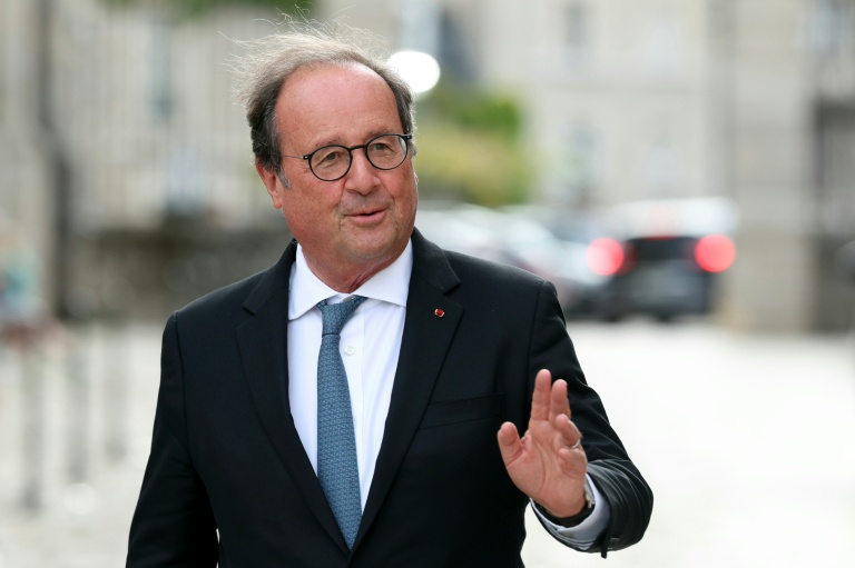 Hollande continue de décliner la primaire et table sur "un moment de vérité en décembre"