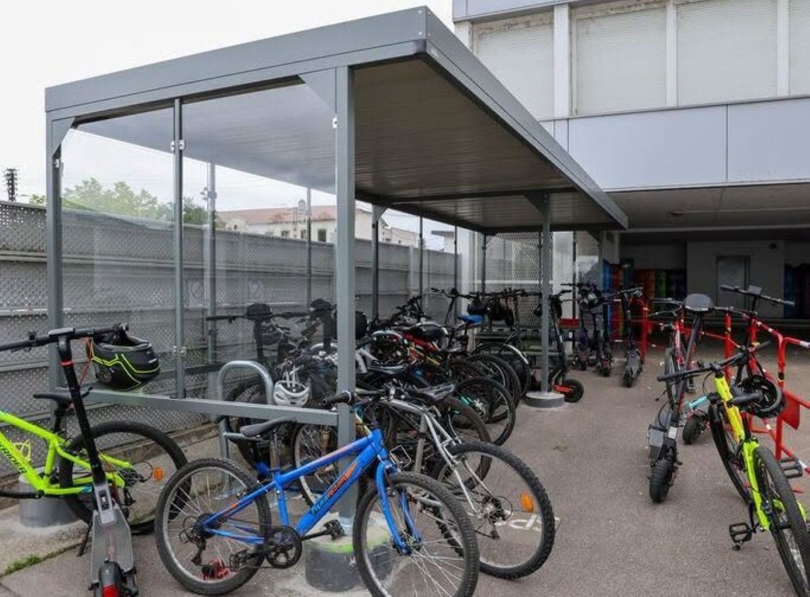 Neuves-Maisons : un nouvel abri à vélos et trottinettes est construit au collège Jules Ferry