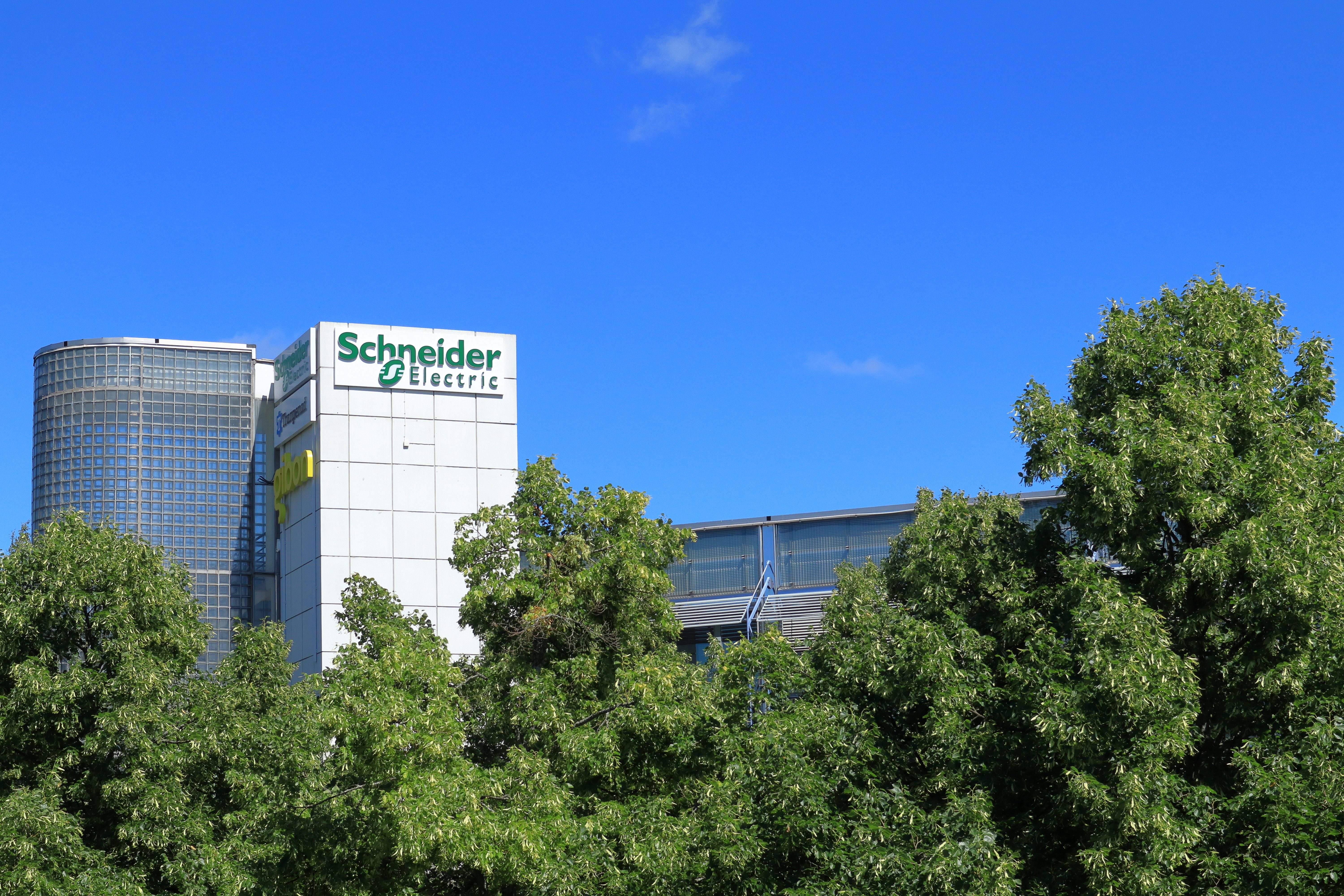 Schneider Electric crée 150 emplois et étend son site industriel à Mâcon