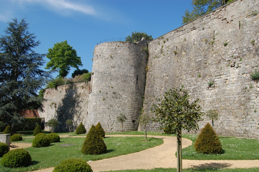 La Ville de Château-Thierry invite à observer l'éclipse solaire depuis le château médiéval