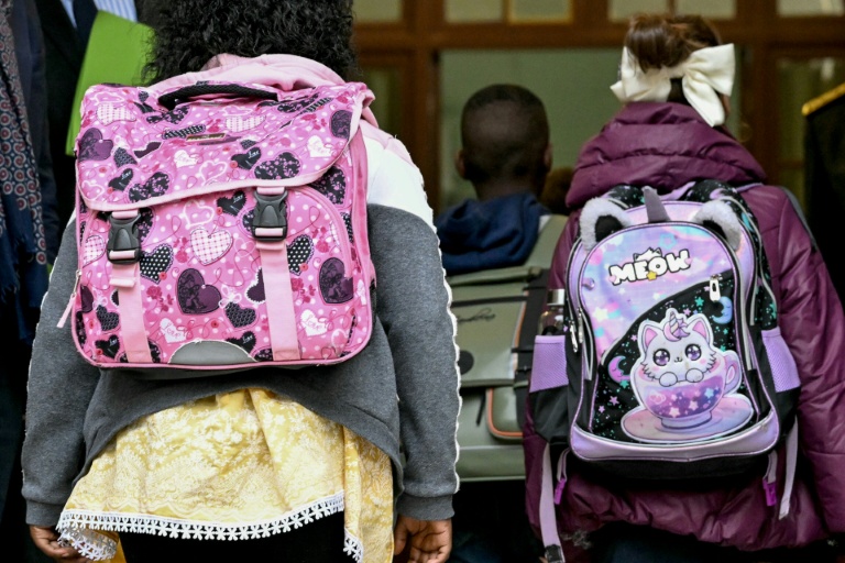 11,6 millions d'élèves de retour en classe, les lycéens privés de portable