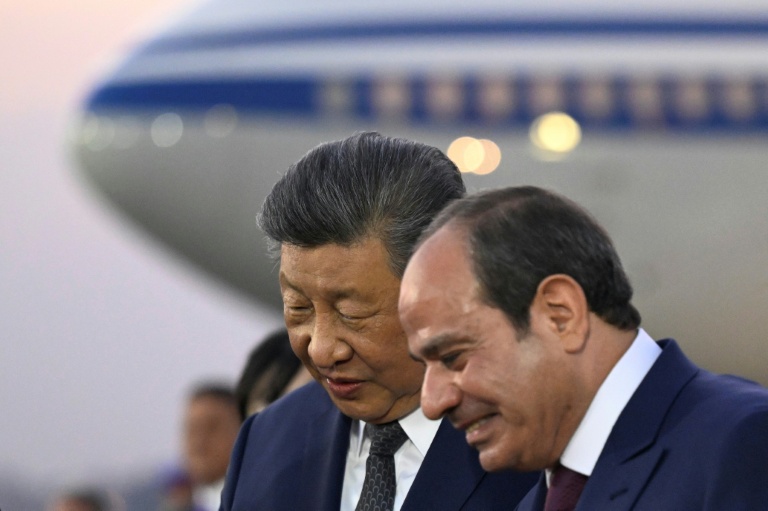 Dans une rare visite en Egypte, Xi appelle à combattre 