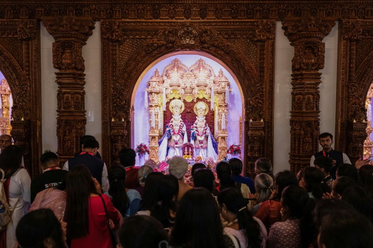 Foule d'Hindous près de Paris pour la consécration du premier temple du mouvement BAPS