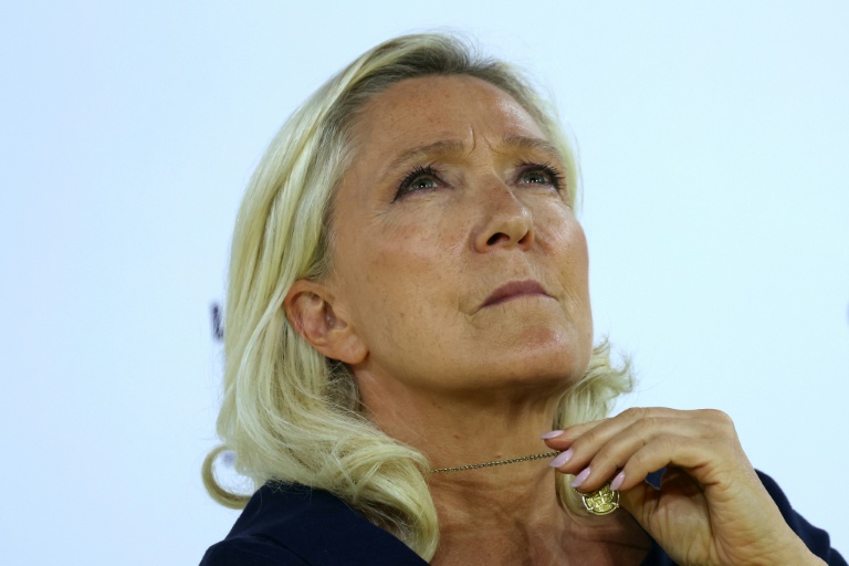 Dans une lettre aux buralistes, Marine Le Pen défend le "gel" des taxes sur le tabac