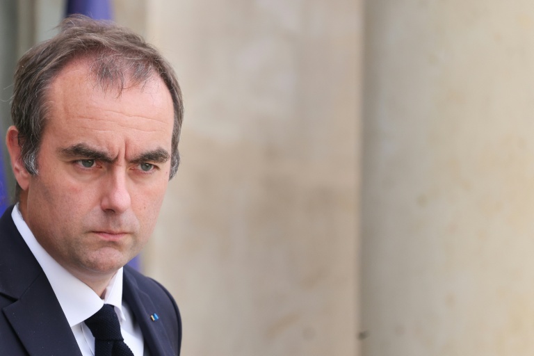 Le gouvernement français abaisse encore sa prévision de croissance et appelle à un budget rapide