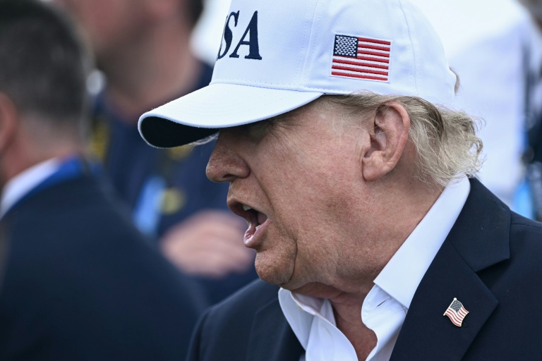 En Irlande, Trump mêle allègrement diplomatie, business et golf